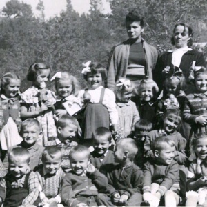 Deti zo škôlky, rok 1955. Pani učiteľka Glembová, prvá sprava.