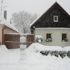 Starý domček pod snehom
