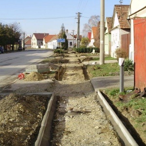 Nový chodník na dolnom konci dediny, rok 2012 