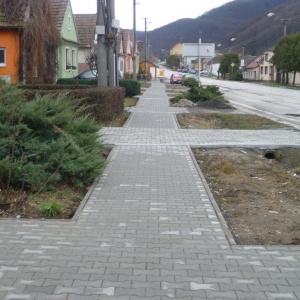 Nový chodník na dolnom konci dediny, rok 2012 