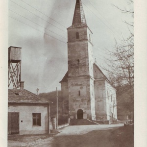 Pohľad na kostol, rok 1965. Vľavo veža na sušenie hasičských hadíc.