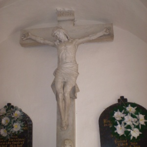 Kríž vo vchode do kostola (žebrakiňa)