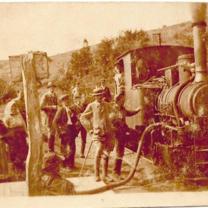 Parná lokomotíva, jazdila po uzkokoľajnej železnici do baní. Železnica postavená v roku 1917
