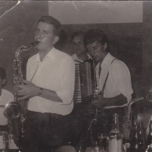 Perneckí muzikanti, rok 1966, zľava za budnom Jozef Bartalský, saxofón Milan Bartalský, gitara - František Halinár, druhý saxofón - Vendel Gašparovič.