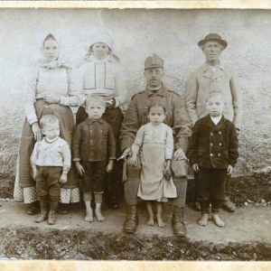 Rodina Halinárová počas 1. sv. vojny. Za povšimnutie stoja bosé deti. 