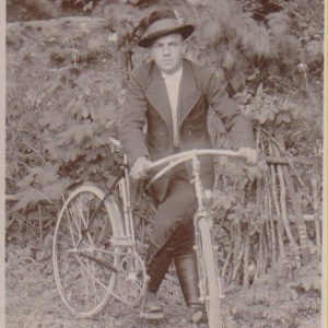 Dobový odev, vychádzové oblečenie mládenca z roku 1922. Na fotke Jozef Tedla.