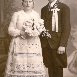 Dobový odev - mladomanželia, rok 1939. Na fotke Anna Mikušová (Halinárová) a Mikuláš Halinár. Ženích má oblečené nohavice nazývané rajtky.