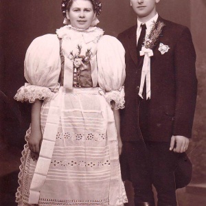 Dobový odev, nevesta z roku 1950. Na fotke Anna a Cyril Minarových.
