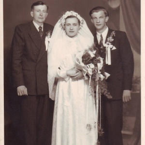 Dobový odev, nevesta z roku 1955, sprava: František Zajiček, Anna Stehlíková (za vydata Bláhová), Martin Hanúsek.