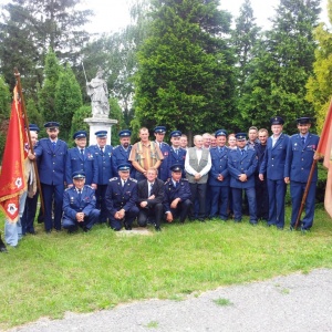 Členovia DHZ Pernek a čestní hostia pri príležitosti 120 výročia založenia hasičstva v Perneku, rok 2013